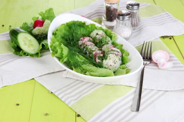 ahşap masa yakın çekim ıslak zeminde vitamini sebze salatası