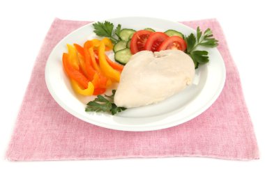 haşlanmış tavuk göğsü tabakta sebze ile yakın çekim