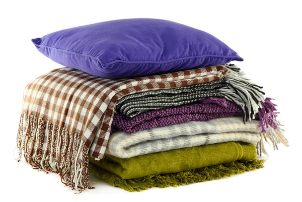 Teplé deky a barevné polštáře izolovaných na bílém — Stock fotografie