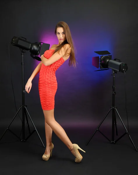 Schöne junge Frau im Kleid posiert im Fotostudio — Stockfoto