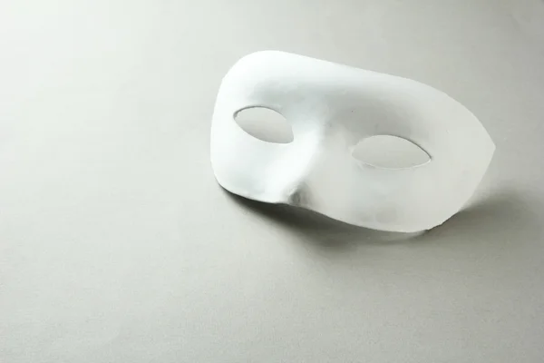 Maschera bianca, su sfondo grigio — Foto Stock