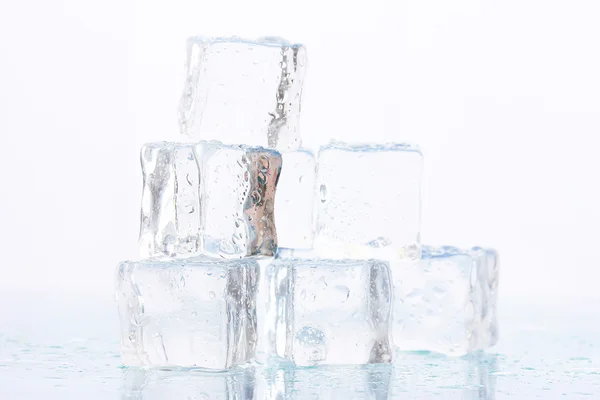 Hielo sobre fondo claro —  Fotos de Stock