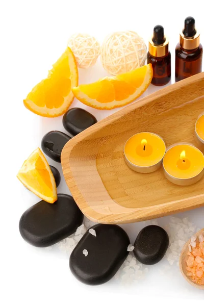 Ambiente de spa bonito com laranja, isolado em branco — Fotografia de Stock