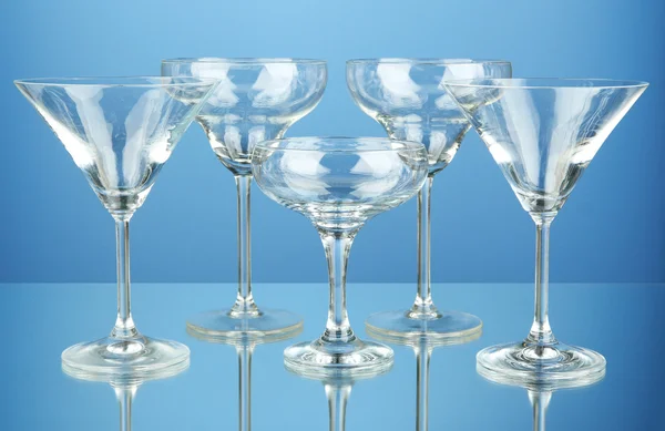 Koktejlové sklenice na modrém pozadí — Stock fotografie