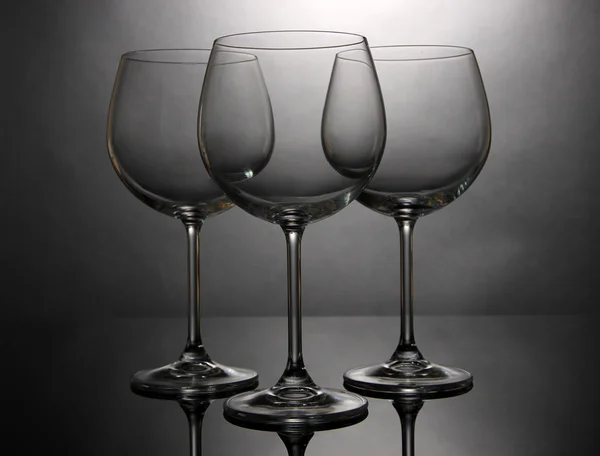 Verres à vin vides disposés sur fond gris — Photo