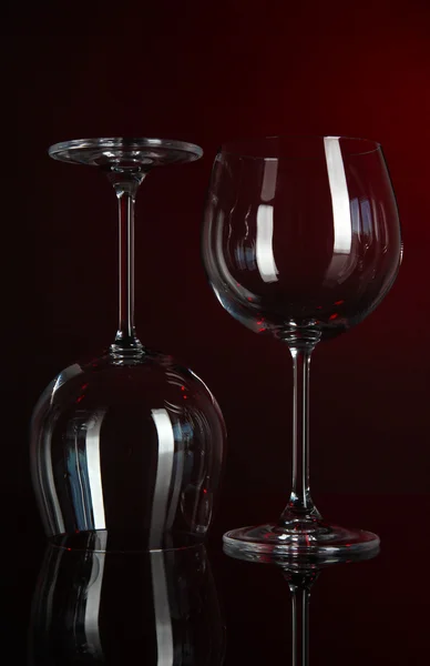 Due bicchieri su sfondo rosso scuro — Foto Stock