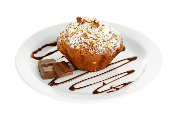 Muffin smaczne ciasto z cukrem pudrem na talerzu, na białym tle — Zdjęcie stockowe