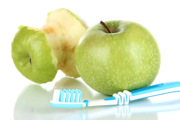 Elma üzerine beyaz izole bir diş fırçası ile — Stok fotoğraf