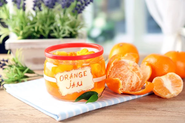 Sinaasappeljam met schil en mandarijnen, op houten tafel — Stockfoto