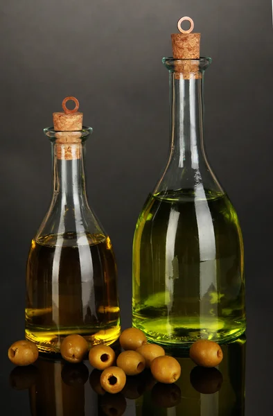 Botellas de vidrio originales con aceite aislado en negro — Foto de Stock