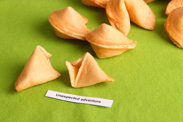 Fortune Cookie na obrus zielony — Zdjęcie stockowe