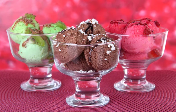 Delicioso helado en la mesa sobre fondo brillante —  Fotos de Stock