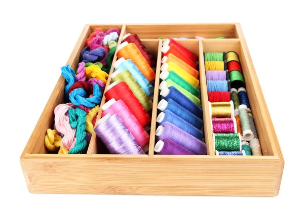 Kleurrijke draden voor handwerk in houten doos geïsoleerd op wit — Stockfoto