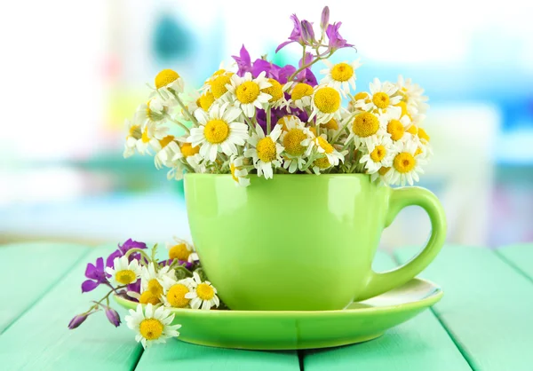 밝은 배경에서 컵에 카모마일 꽃의 꽃다발 — 스톡 사진