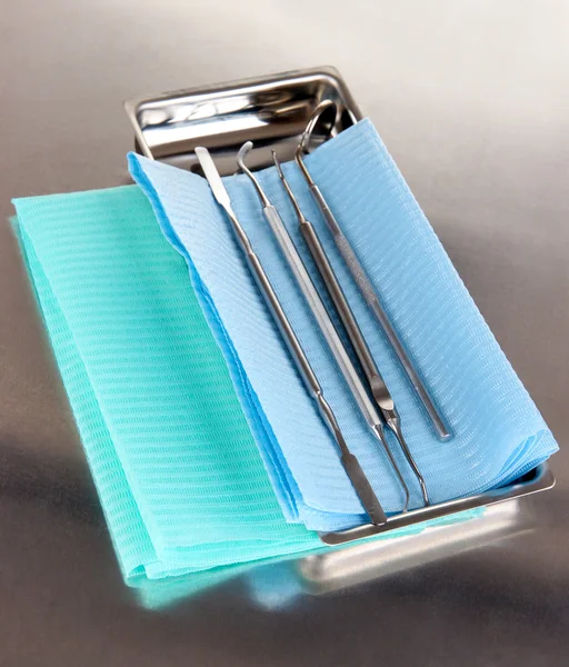 Herramientas de dentista en primer plano de mesa gris —  Fotos de Stock