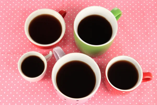 Kubki kawy na różowy serwetka — Zdjęcie stockowe