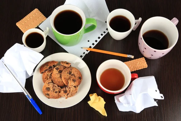 暗い背景にプレート上の cookie とコーヒーのカップ — ストック写真