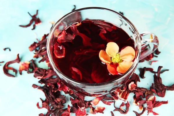 Renkli ahşap zemin üzerinde cam bardak bitkisel çay — Stok fotoğraf