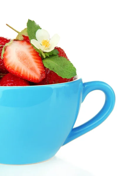 白で隔離され、ブルーのカップで熟した甘いイチゴ — ストック写真