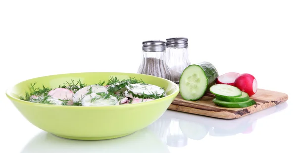 Витаминный овощной салат в пластине изолирован на белом — стоковое фото