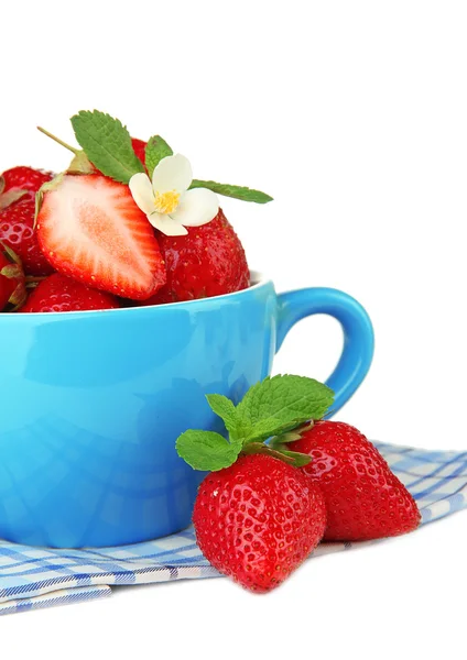 Zralé sladké jahody v modré cup, izolované na bílém — Stock fotografie