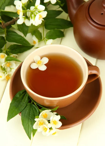 Tasse de thé au jasmin, sur table en bois, gros plan — Photo