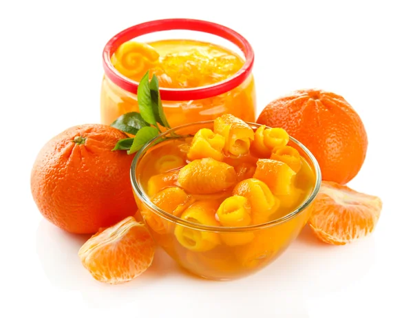 Mermelada de naranja con ralladura y mandarinas, aislada sobre blanco — Foto de Stock