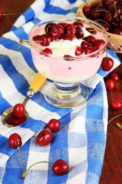 Läcker körsbär dessert i glasvas på träbord närbild — Stockfoto