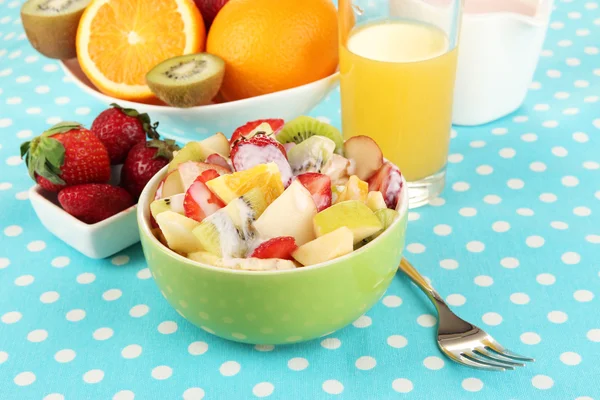 Полезный фруктовый салат из свежих фруктов и ягод в миске на скатерти крупным планом — стоковое фото