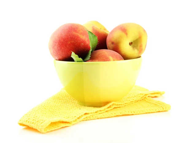 Rijpe zoete perziken in kom, geïsoleerd op wit — Stockfoto