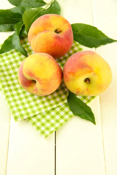 Ripe sweet peaches on wooden table — Stock Photo, Image