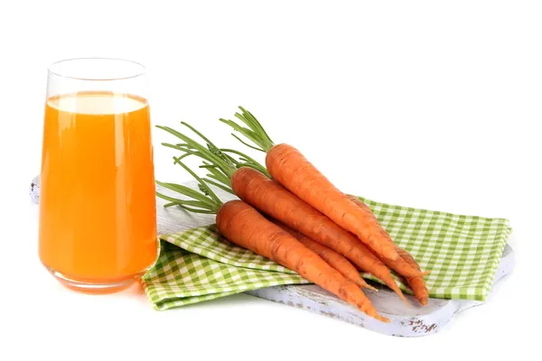 Bicchiere di succo di carota e carote, isolato su bianco — Foto Stock