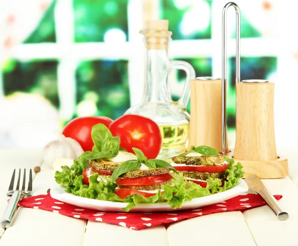 Tasty moelle rôtie et tranches de tomate avec des feuilles de salade, sur fond lumineux — Photo