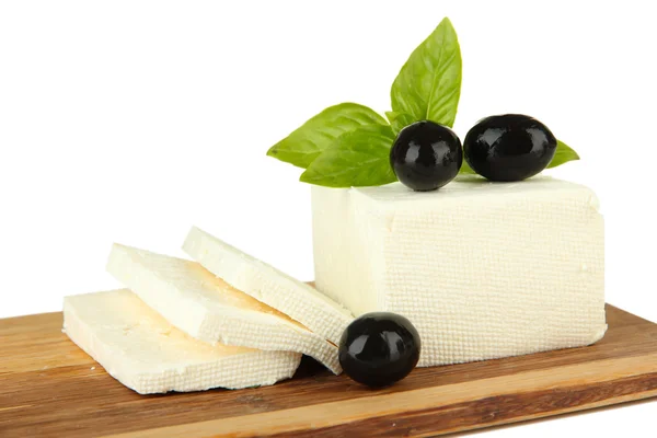 Brânză din lapte de oaie cu busuioc și măsline negre, pe placa de tăiere, izolată pe alb — Fotografie, imagine de stoc