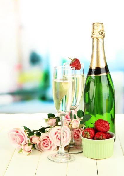 Bodegón romántico con champán, fresa y rosas rosadas, sobre fondo brillante — Foto de Stock