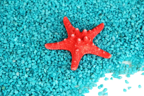 Zeester op blauwe kristallen van zee zout achtergrond — Stockfoto