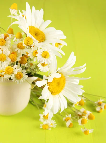 Bellissime camomille bouquet in brocca su tavolo di legno primo piano — Foto Stock