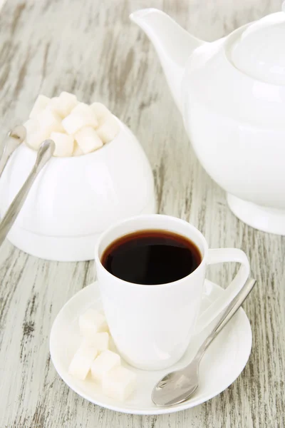 Taza de café, tetera y azucarero sobre fondo de madera de color — Foto de Stock