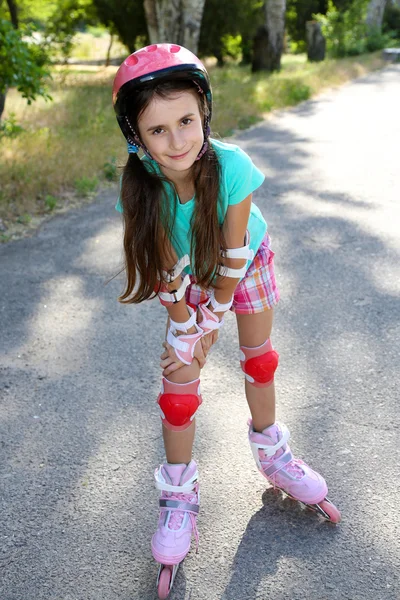 小さな女の子が公園でローラー スケート — ストック写真
