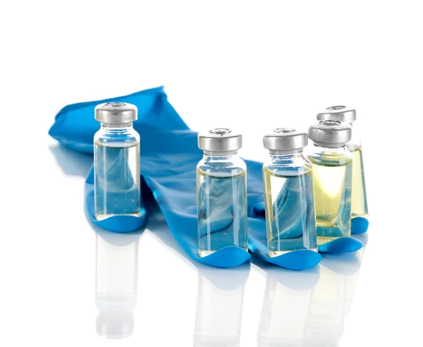 Bottiglie mediche a portata di mano isolate su bianco — Foto Stock