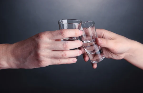 Homens bêbados bebem vodka close-up — Fotografia de Stock