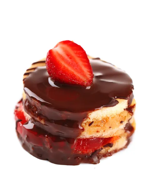 Вкусный бисквит с шоколадом и клубникой изолированы на белом — стоковое фото