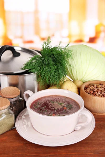 Ingredienser för matlagning borsch på bordet i köket — Stockfoto