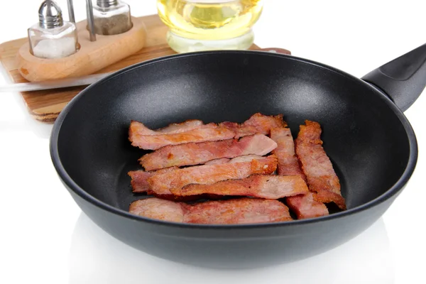 Smažené slaniny v pánvi izolované na bílém — Stock fotografie