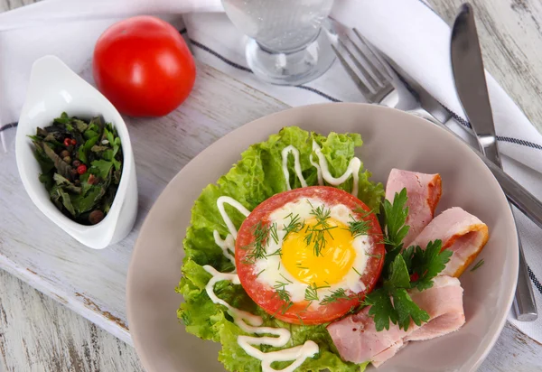 Bacon på tallrik ombord på servett ombord på fönstret tabell — Stockfoto