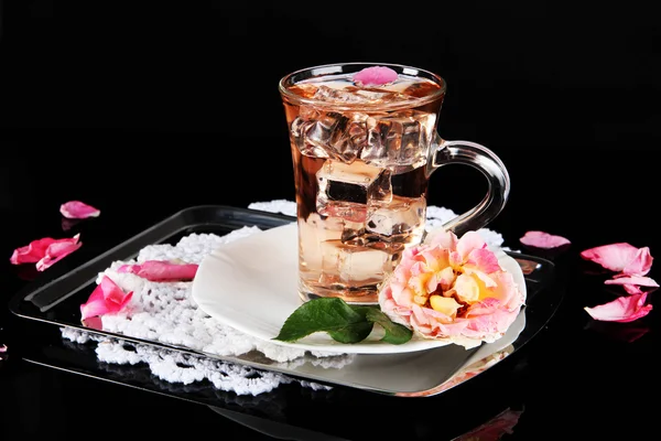 氷の紅茶の茶ローズ ナプキン黒の背景に金属トレイ上からガラスのコップ — ストック写真