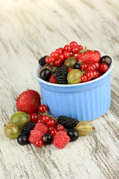 Спелые ягоды в миске на столе крупным планом — стоковое фото