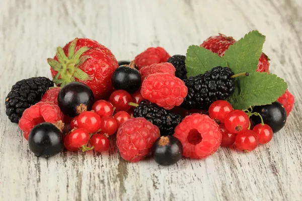 Reife Beeren auf dem Tisch aus nächster Nähe — Stockfoto