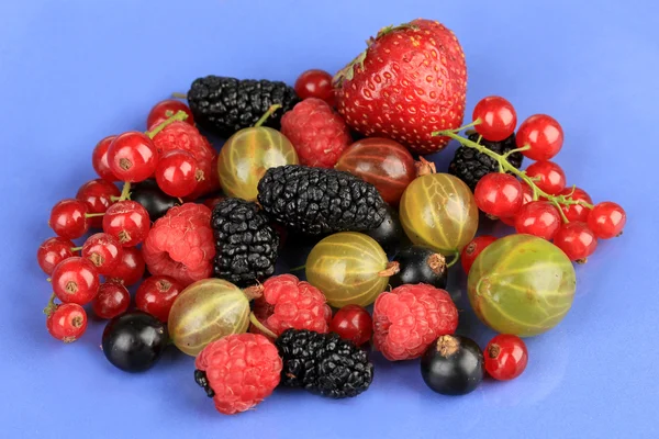 Reife Beeren auf blauem Hintergrund — Stockfoto