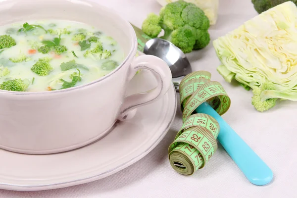 Kohlsuppe im Teller auf Serviette in Großaufnahme — Stockfoto